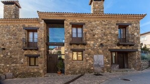 Un edificio de piedra con varias ventanas y balcones.