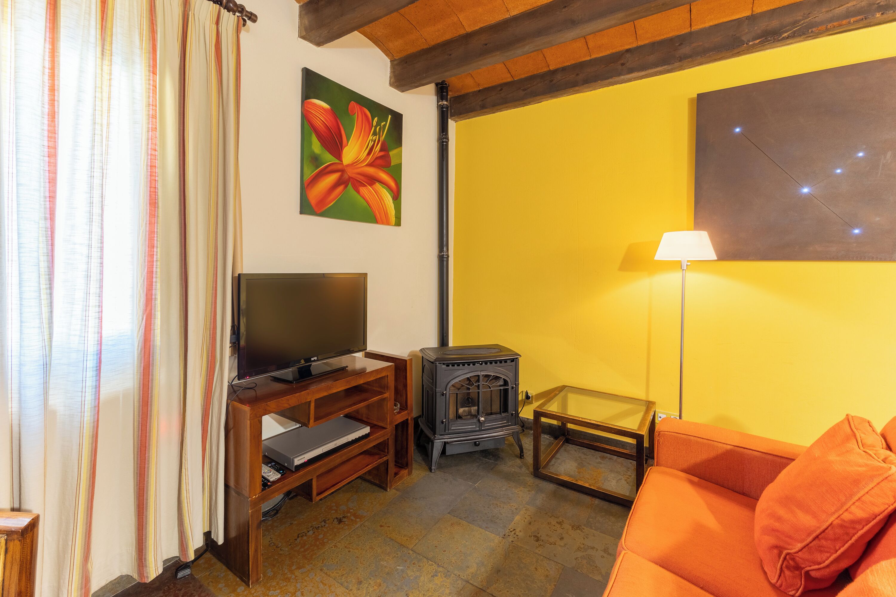 Tv, eldstad, dvd-spelare och en stereo