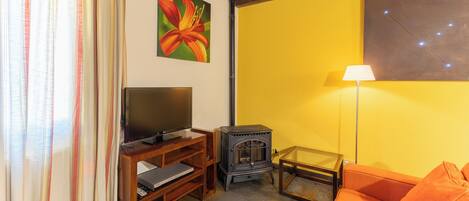 Fernseher, Kamin, DVD-Player, Stereoanlage