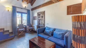 Televisión, chimenea, reproductor de DVD, estéreo