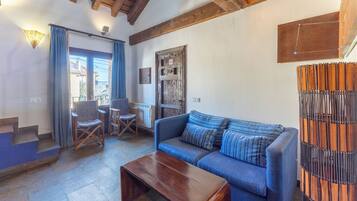 Una televisión, una chimenea, un reproductor de DVD