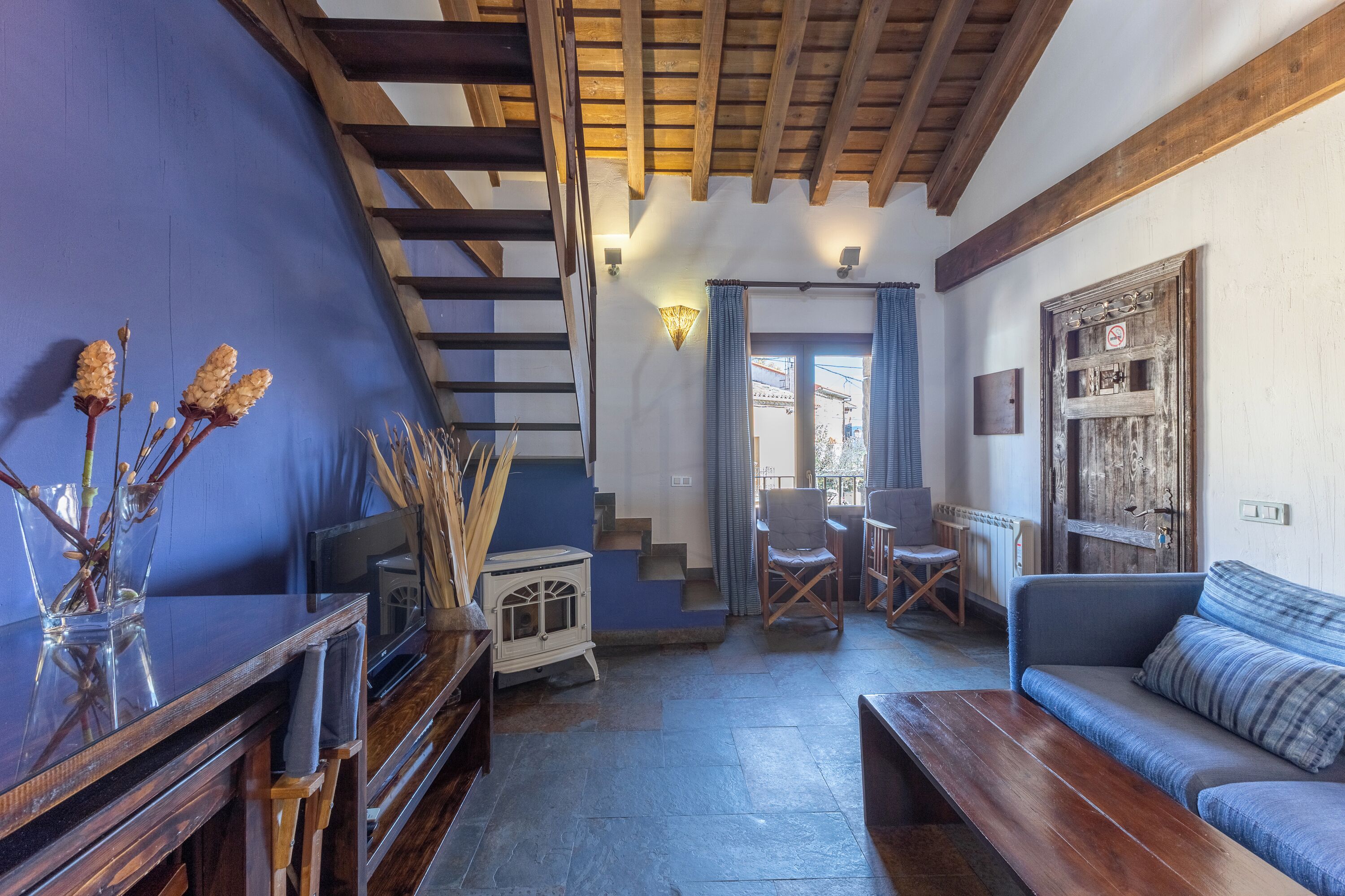 Télévision, cheminée, lecteur de DVD, chaîne hi-fi