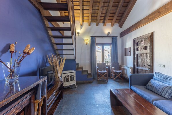 TV, caminetto, lettore DVD, impianto stereo