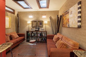 Interior - Country House 'Alojamiento Pegasus' with Mountain View, Balcony and Wi-Fi (Braojos de la Sierra)