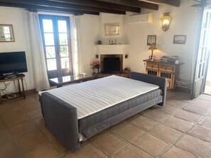 1 dormitori, planxa i posts de planxar i roba de llit 