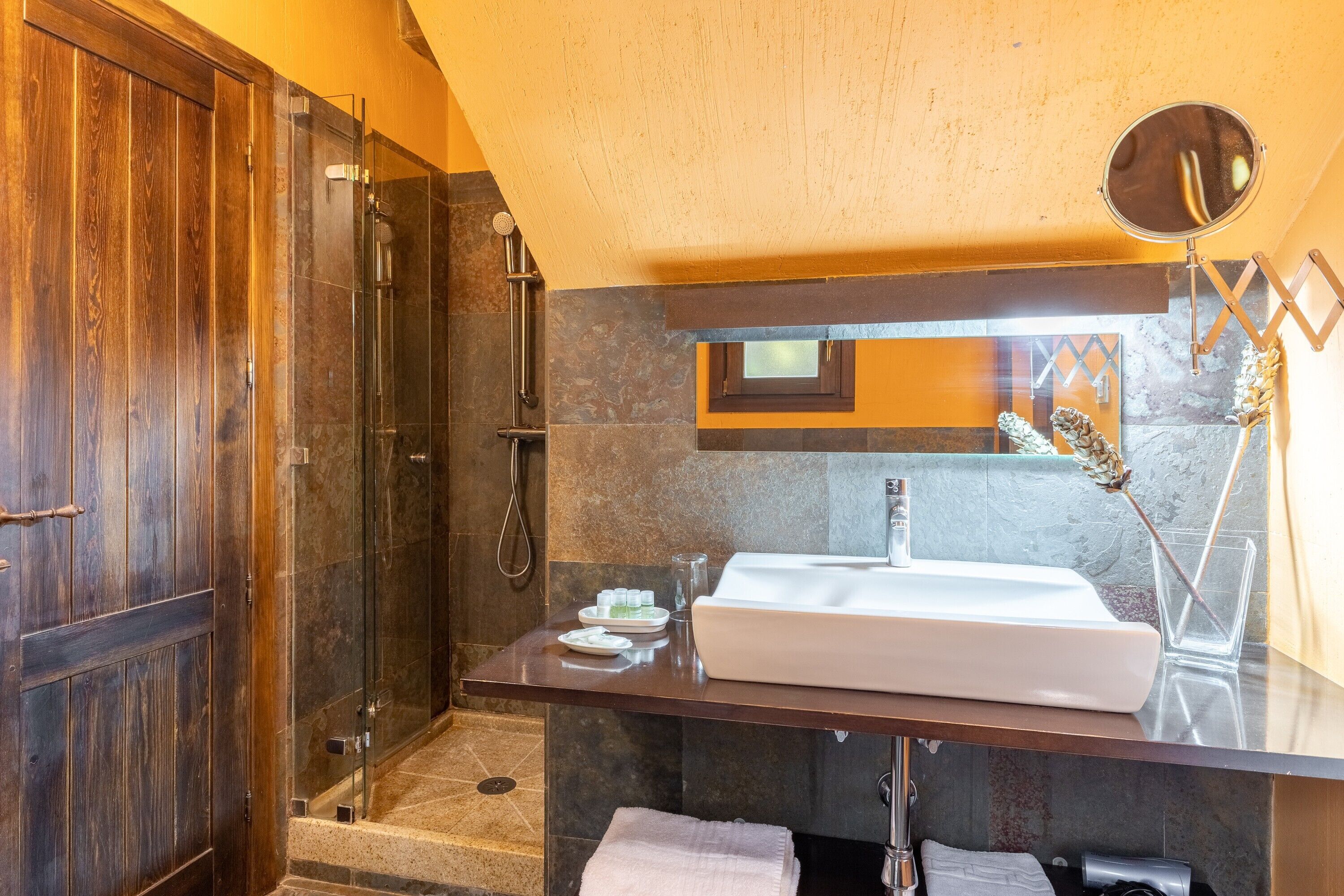 Ducha, secador de pelo y toallas
