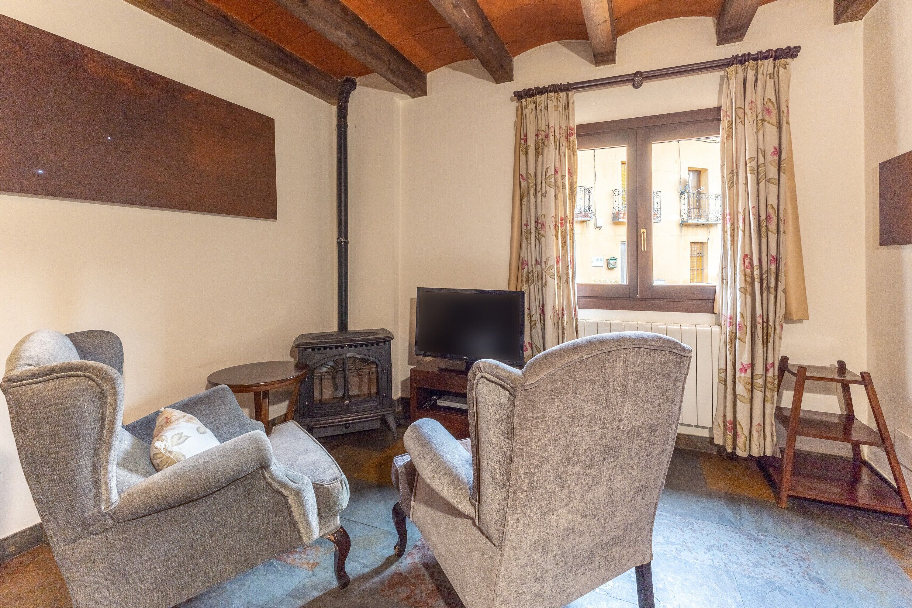 Televisie, een open haard en een dvd-speler