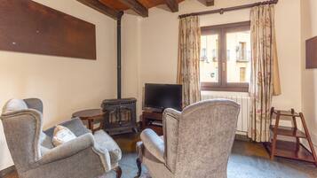 Televisie, een open haard en een dvd-speler