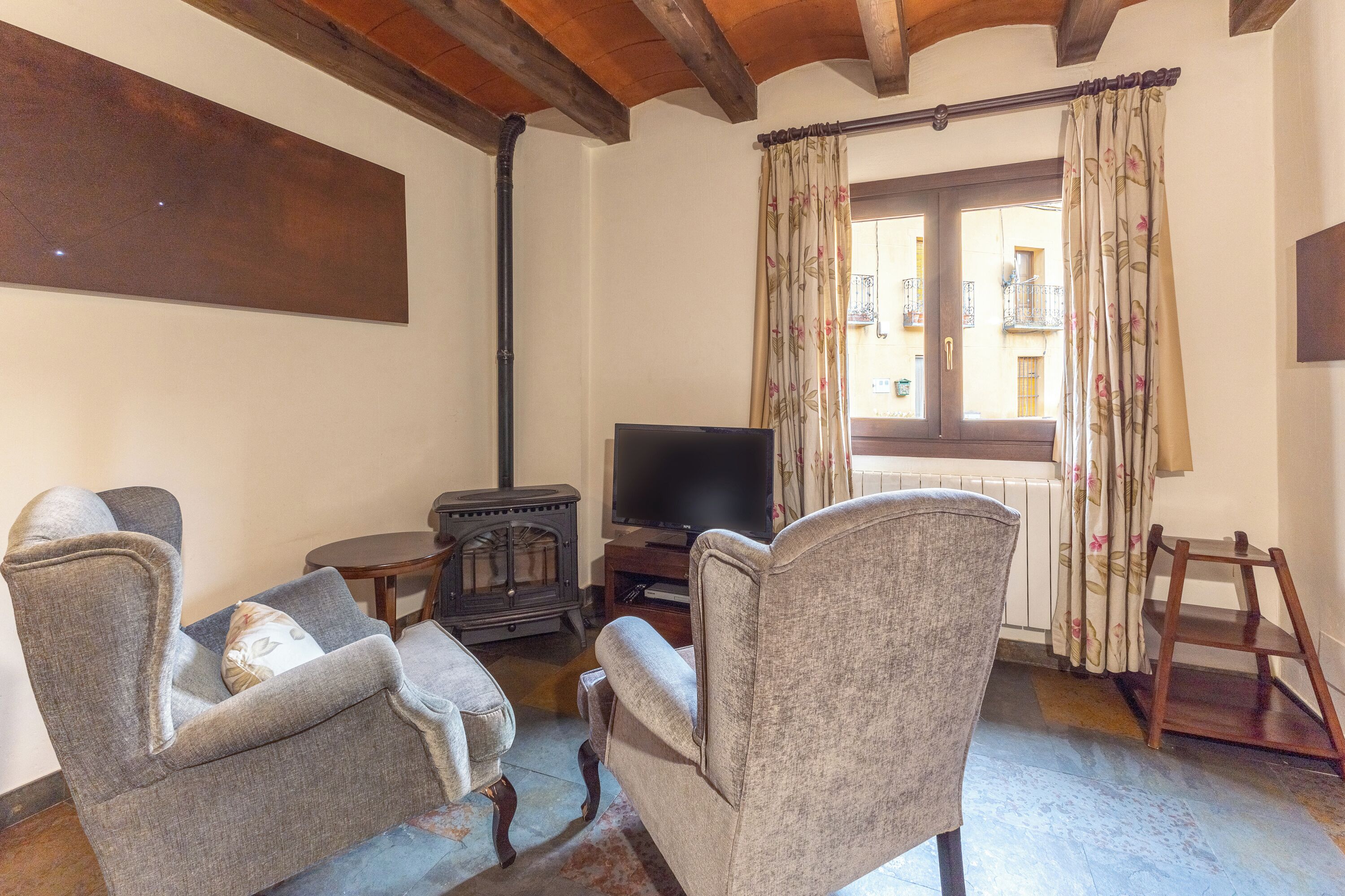 Télévision, cheminée, lecteur de DVD