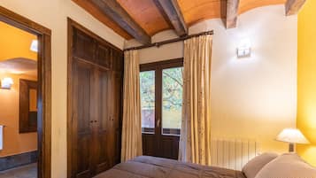 1 slaapkamer, een strijkplank/strijkijzer, gratis wifi, beddengoed