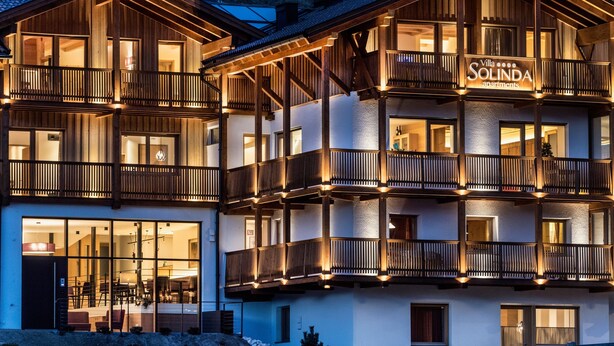 A multi-story building with balconies, large windows, and a sign indicating 'Villa Solinda apartments.' - Apartment 'Villa Solinda App Vivaldi' with Mountain View, Private Terrace and Wi-Fi (Selva)