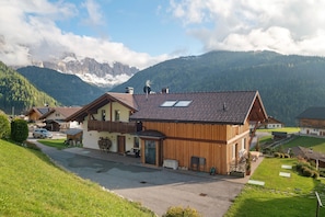 Un bâtiment de style chalet, doté d’un toit en pente, d’une façade en bois et d’un petit porche.