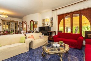 Tv, eldstad, dvd-spelare och ett bordtennisbord