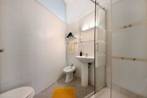 Shower, hair dryer, towels - Apartment 'A Casa Formosa' with Private Terrace, Balcony and Wi-Fi (Porto)