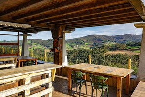 Outdoor dining - Apartment 'L De Alborada Del Eo' with Mountain View, Private Terrace and Wi-Fi (Villameitide)