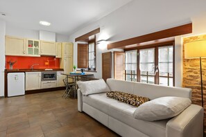 TV, fireplace - Apartment 'L De Alborada Del Eo' with Mountain View, Private Terrace and Wi-Fi (Villameitide)