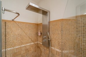 Douche, sèche-cheveux, serviettes fournies