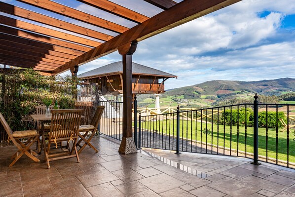 Outdoor dining - Apartment 'R De Alborada Del Eo' with Mountain View, Private Terrace and Wi-Fi (Villameitide)