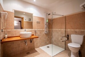 Shower, hair dryer, towels - Apartment 'R De Alborada Del Eo' with Mountain View, Private Terrace and Wi-Fi (Villameitide)