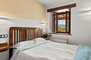 1 bedroom, free WiFi, bed sheets, wheelchair access - Apartment 'R De Alborada Del Eo' with Mountain View, Private Terrace and Wi-Fi (Villameitide)