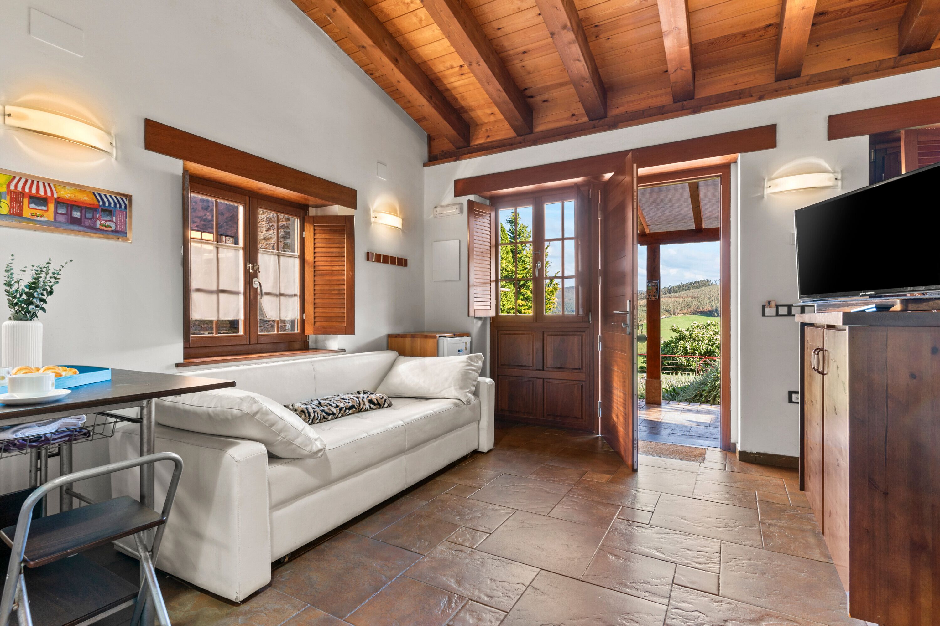 Una televisión, una chimenea