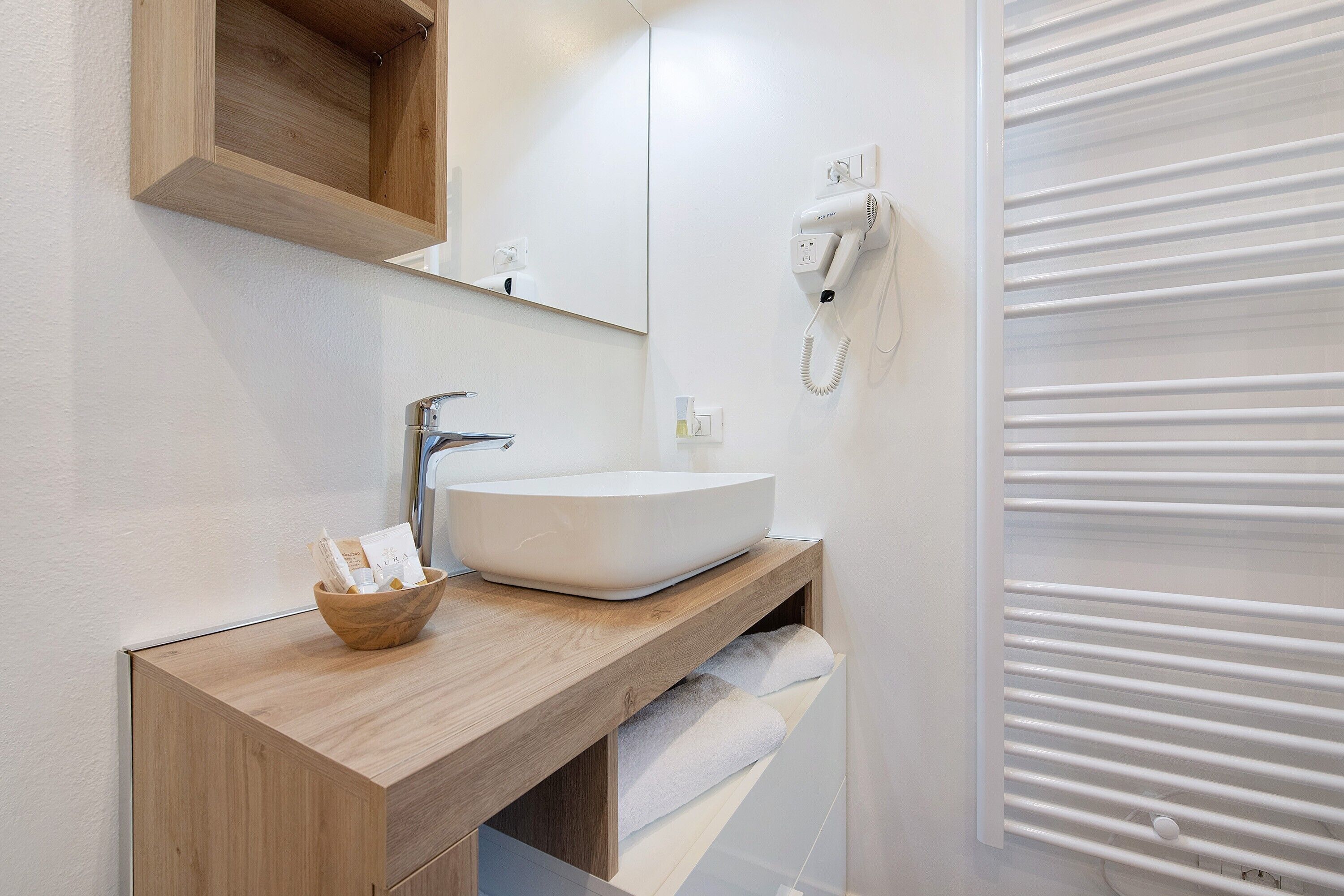 Douche, sèche-cheveux, serviettes fournies