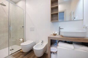 Dusj, hårføner og håndklær