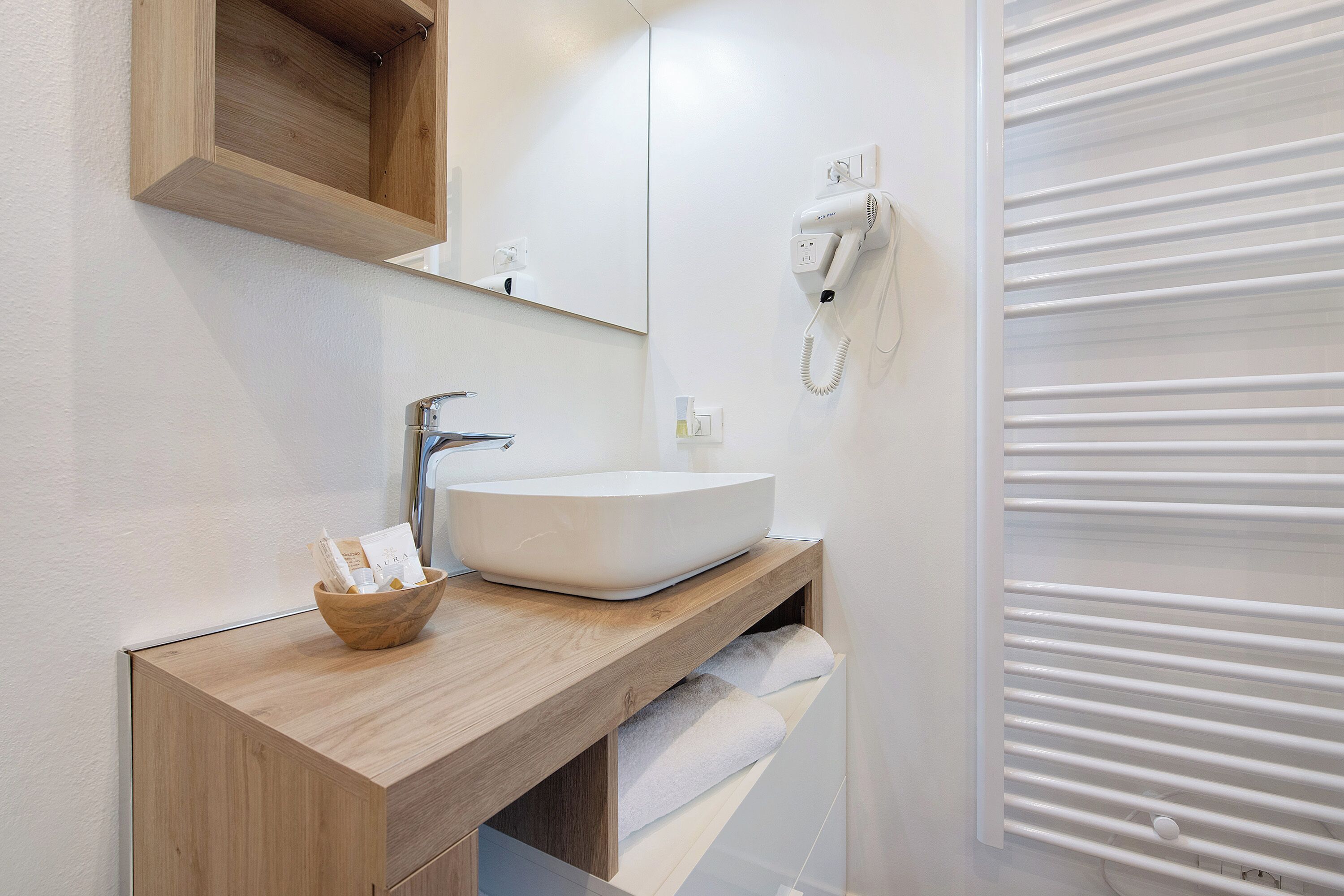 Dusche, Haartrockner, Handtücher