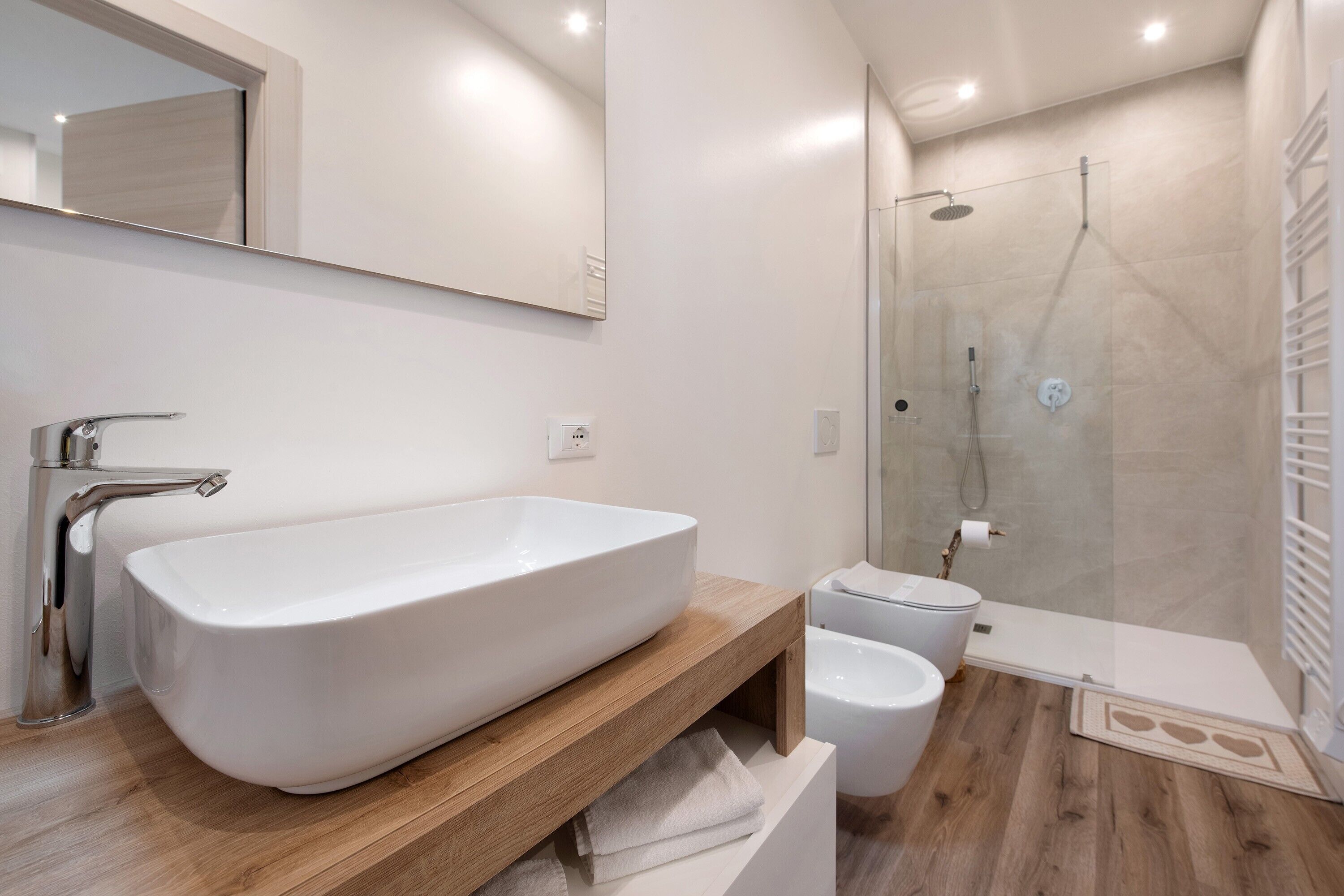 Regadera, secadora de cabello, toallas 