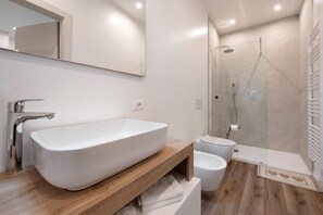 Shower, hair dryer, towels - Room 'Camera Jungle' with Mountain View, Private Terrace and Wi-Fi (Soprazocco)