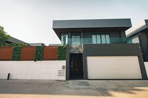 Exterior - Astro Luxury: 4-6 beds Ultra Luxury Pool Villa with Daily Cleaning (Pattaya)