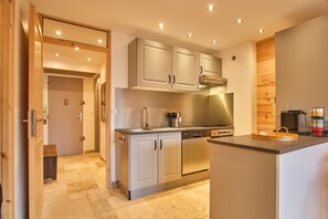 Fridge, microwave, oven, stovetop - Apartment 'Résidence 17' with Mountain View and Balcony (Les Deux Alpes)