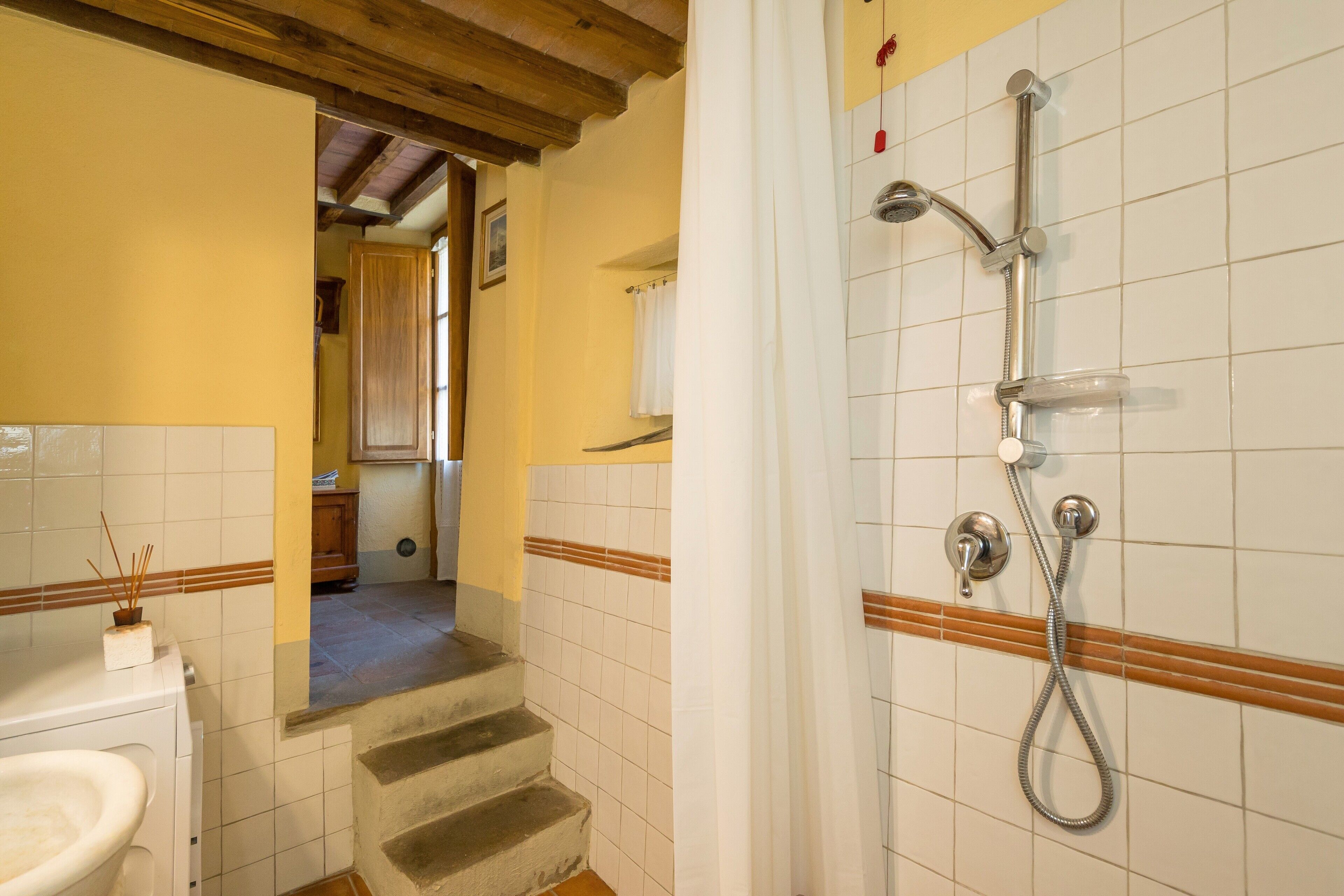 Douche, sèche-cheveux, serviettes fournies