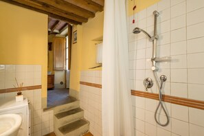 Een douche, een haardroger, handdoeken