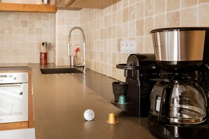 Frigorifero, microonde, forno, piano cottura