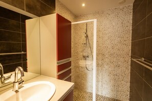 Douche, sèche-cheveux, serviettes fournies