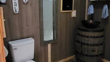 Douche, serviettes fournies, papier toilette