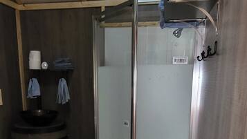 Douche, serviettes fournies, papier toilette