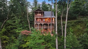 Exterior - Knotty Bear: Cozy Cabin, Breathtaking Mountain Views, Hot Tub, Fire Pit  (Blue Ridge)