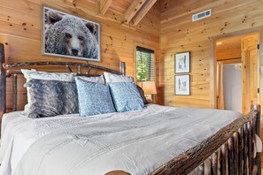 2 bedrooms, desk, iron/ironing board, travel cot - Knotty Bear: Cozy Cabin, Breathtaking Mountain Views, Hot Tub, Fire Pit  (Blue Ridge)