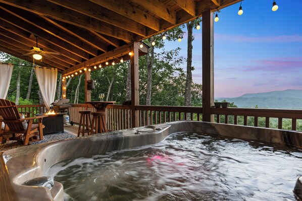 Outdoor spa tub - Knotty Bear: Cozy Cabin, Breathtaking Mountain Views, Hot Tub, Fire Pit  (Blue Ridge)