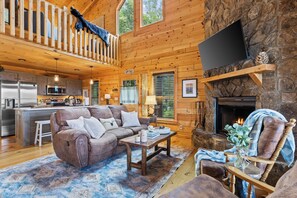 Smart TV, fireplace, foosball, books - Knotty Bear: Cozy Cabin, Breathtaking Mountain Views, Hot Tub, Fire Pit  (Blue Ridge)
