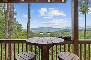 Outdoor dining - Knotty Bear: Cozy Cabin, Breathtaking Mountain Views, Hot Tub, Fire Pit  (Blue Ridge)