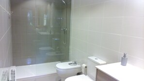 Een douche, handdoeken
