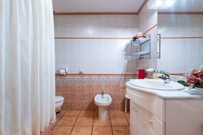 Shower, hair dryer, towels - Country House 'Casa Lino' with Mountain View, Private Terrace and Wi-Fi (Culla)