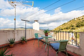 Outdoor dining - Country House 'Casa Lino' with Mountain View, Private Terrace and Wi-Fi (Culla)