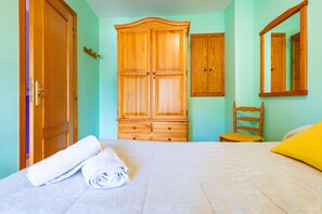 4 bedrooms, free WiFi, bed sheets - Country House 'Casa Lino' with Mountain View, Private Terrace and Wi-Fi (Culla)