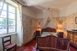 12 bedrooms, free WiFi, bed sheets - Country House 'De Maître Du Domaine Des Lys' with Mountain View, Terrace and Wi-Fi (Largentière)