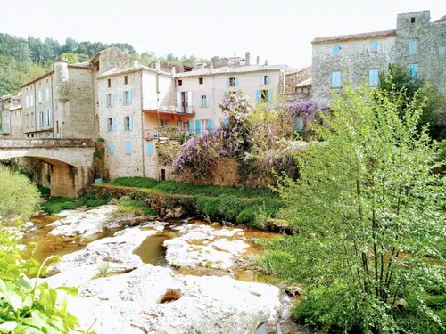 Maison de campagne 'De Maître Du Domaine Des Lys' avec vue sur les montagnes, terrasse et Wi-Fi