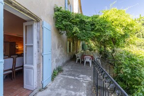 Outdoor dining - Country House 'De Maître Du Domaine Des Lys' with Mountain View, Terrace and Wi-Fi (Largentière)